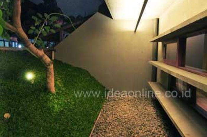 Taman Miring di Belakang Pagar - iDEA