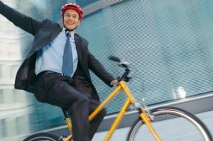 Бизнесмен на велосипеде. Чиновник на велосипеде. Bike to work day. Доставщик пиццы на велосипеде. Bike to work day.