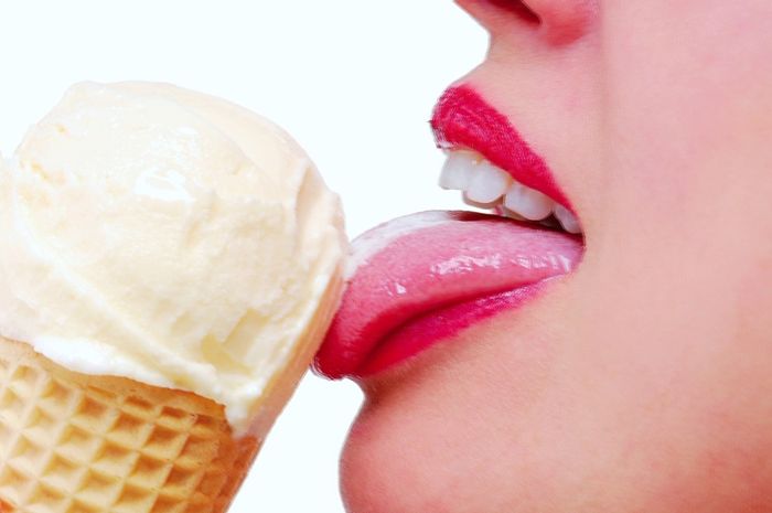 Hasil gambar untuk makan es krim