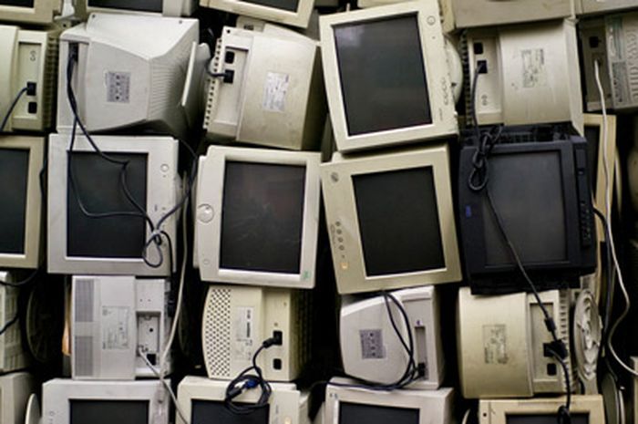Tumpukan monitor komputer, sampah elektronik.