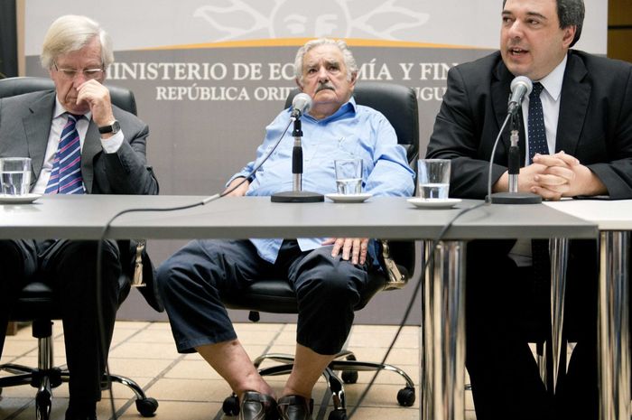 Presiden Uruguay Gunakan Sandal Saat Lantik Menteri Keuangan