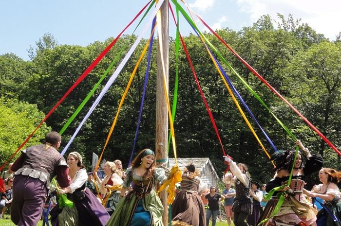 Майский праздник в великобритании (may day). The tall maypole. Бельтайн майское дерево. The tall maypole. Танцы вокруг майского дерева.