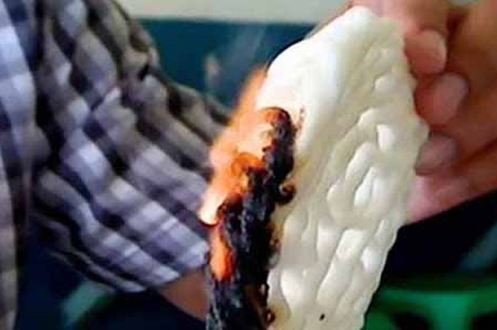 Makanan terbakar karena mengandung plastik atau lilin