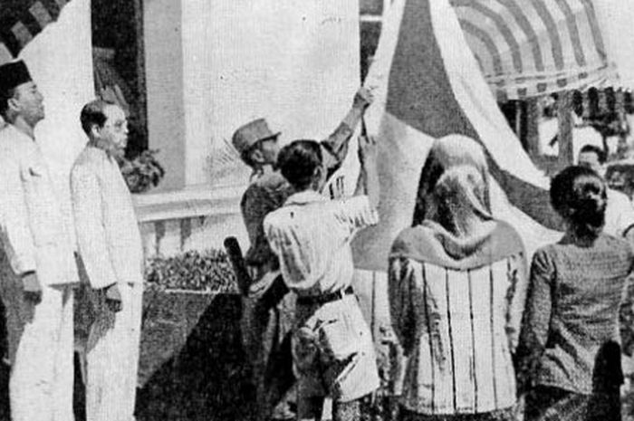 Meski Ada Tiang Besi, Suhud Mengibarkan Bendera Proklamasi Pertama Di