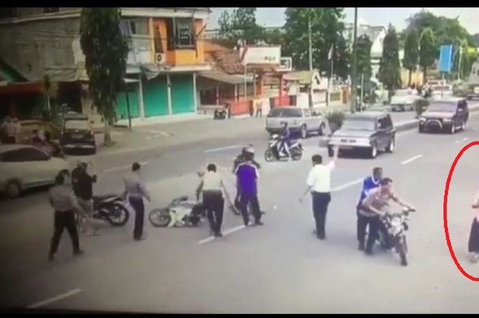 (Video) Ketika Seorang Emakemak Bawa Motor, Dua Orang Pengendara Lain