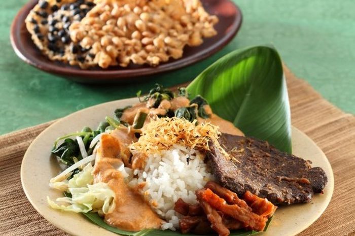 Pecel Madiun (Vegetables with Peanut Sauce)