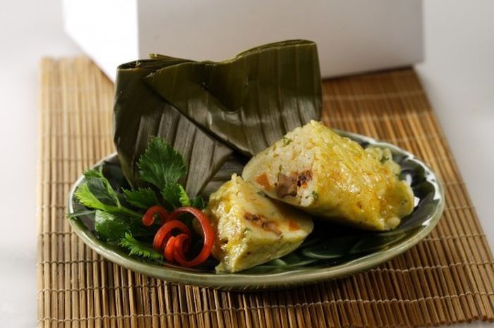 Arem-Arem Mi (Noodle Cake in Banana Leaf)