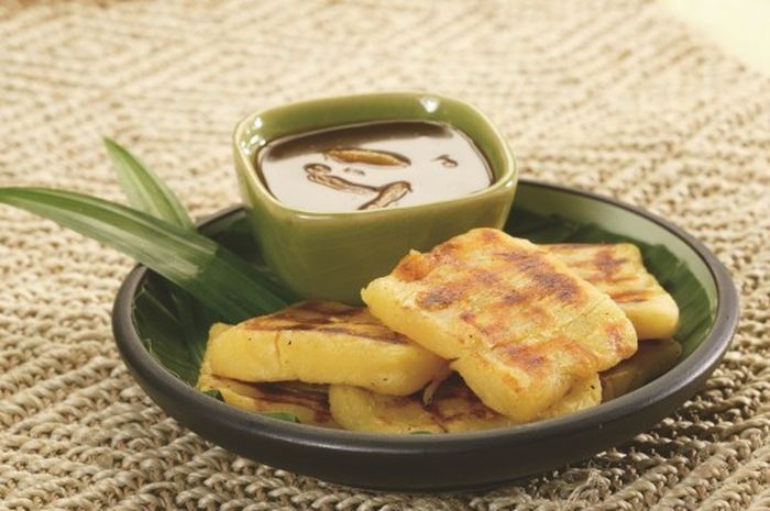 Colenak (Fermented Cassava with Sweet Coconut)