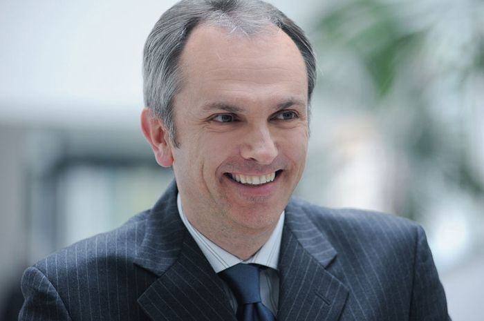 Apple Menambahkan Luca Maestri Sebagai SVP Dan CFO Baru Di Laman Resminya - MakeMac