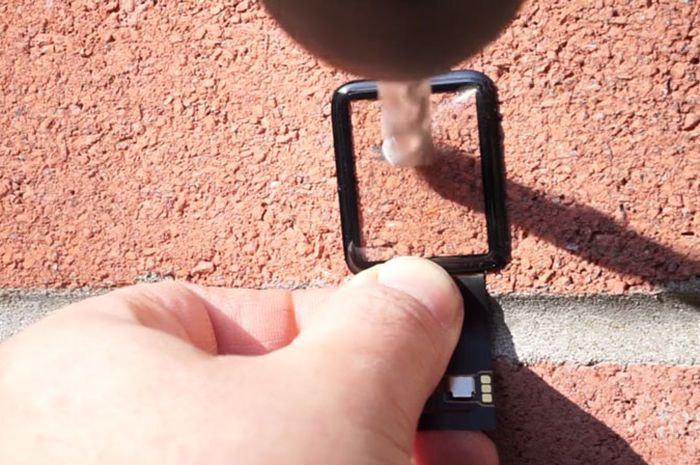 (Video) Penyiksaan Layar Safir Apple Watch dengan Alat ...