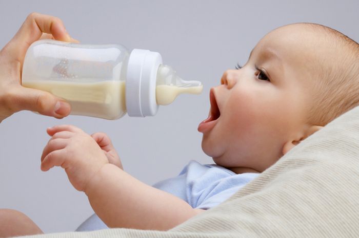 berapa jam sekali bayi harus minum susu