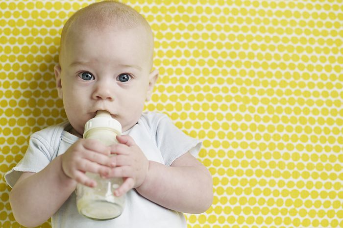 Amankah Memberikan Air Gula Untuk Bayi Nakita