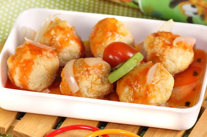 Proses penggorengan bola tahu asam manis