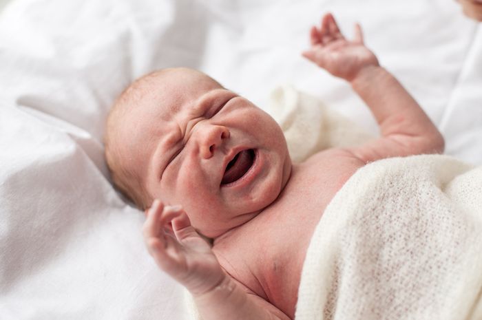 Penyebab dan cara mengatasi bayi sering kaget saat tidur Mooimom Mamapedia