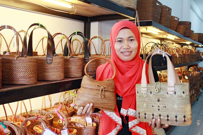 Membawa Tas Anyaman   Ketak   Menembus Pasar Dunia Semua 
