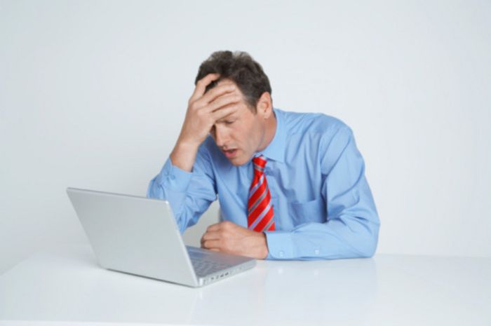 pria menatap layar komputer saat berada di kamar