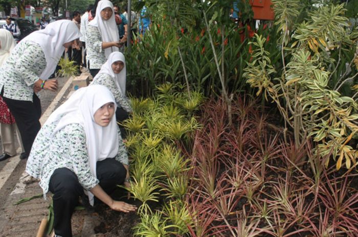 Pelajar Jatim Bantu Perbaiki Taman Bungkul Semua Halaman