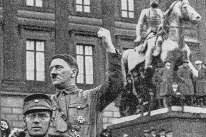 Adolf Hitler saat konvoi di depan ribuan warga Jerman.