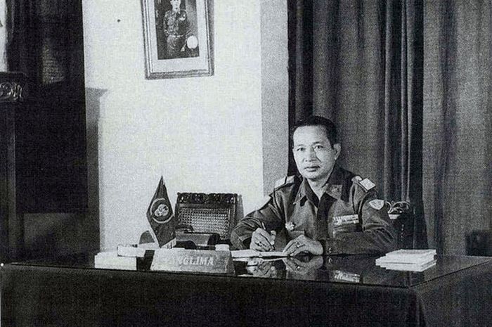 Soeharto saat masih menjadi petinggi TNI Angkatan Darat. Pada 1967, ia mulai menjabat presiden dan mengadopsi pemahaman yang dipelajarinya sewaktu muda.