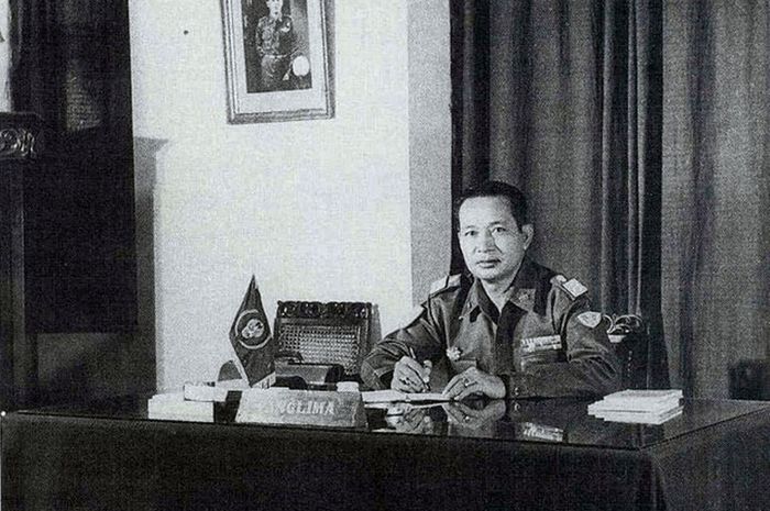 Soeharto saat masih menjadi petinggi TNI Angkatan Darat. Pada 1967, ia mulai menjabat presiden dan mengadopsi pemahaman yang dipelajarinya sewaktu muda.