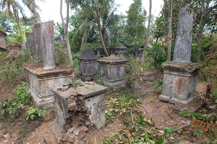 Makam keluarga Johannes Augustinus Dezentje di Ampel Boyolali. Makam ini biasa disebut dengan Kerkhof atau Begraafplaats.
