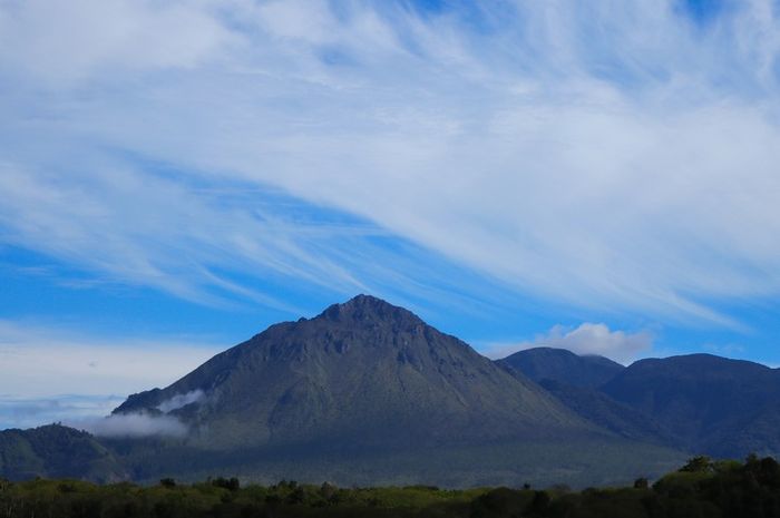 Pemandangan Puncak Gunung Burni Telong: Panorama menakjubkan dari puncak Gunung Burni Telong