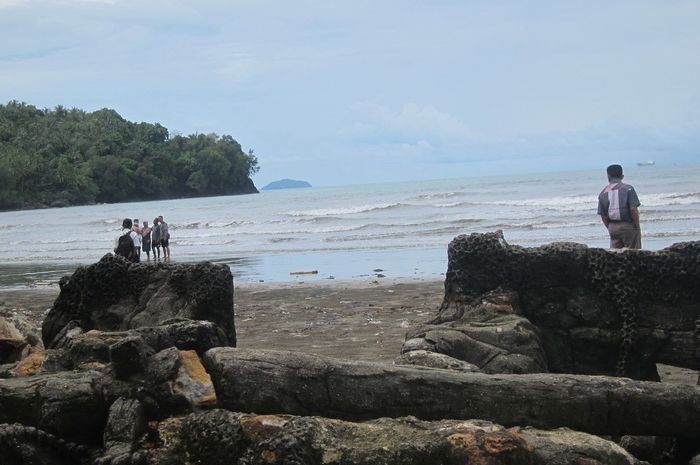 Batu Malin Kundang Di Pantai Air Manis Semua Halaman