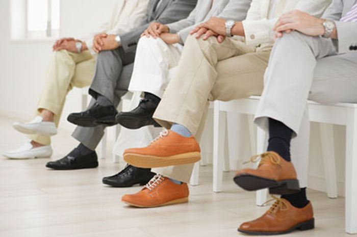 Baca Karakter Dibalik Gaya Duduk Pria yang Bersilang Kaki - Nova