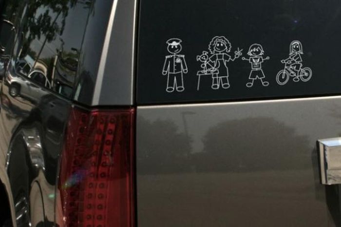 Waspada Bahaya Pasang Sticker Anggota Keluarga Di Mobil Semua
