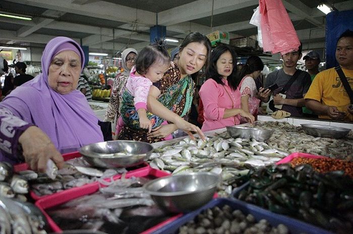 Ibu Membeli Ikan Segar Pasar