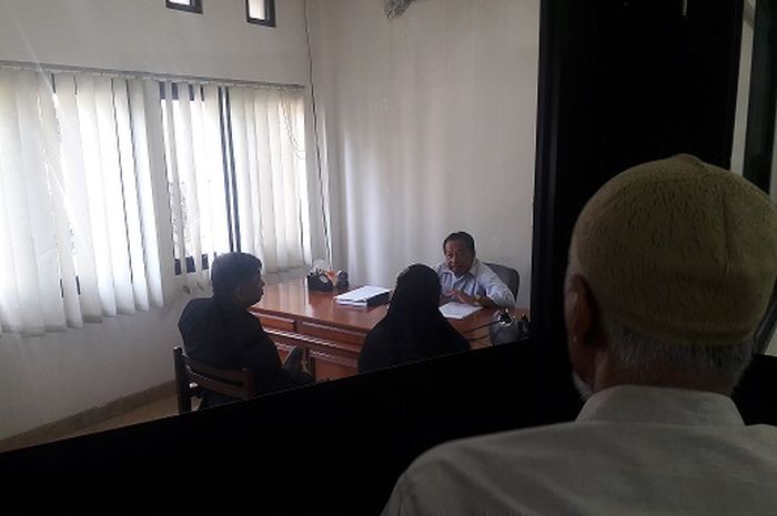 Ayah Setia Dampingi Putri Aisyah Hadapi Sidang Cerai dengan Ustaz Al