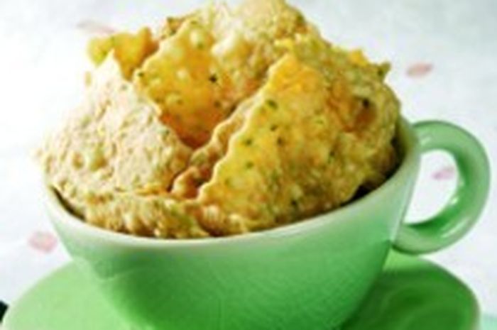 Hidangan kue bawang terasi untuk disajikan saat Lebaran.