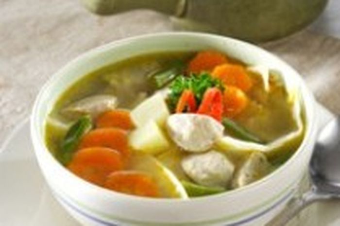 Sup Sayuran Makaroni Bakso dengan taburan bawang goreng dan daun seledri