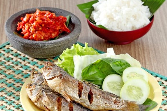 Hidangan pecak belanak.