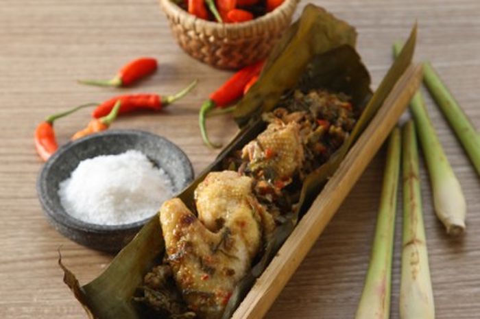 Ayam Isi Buluh Tradisional: Hidangan khas Batak yang dimasak dalam bambu, menghasilkan rasa ayam yang gurih dengan aroma rempah