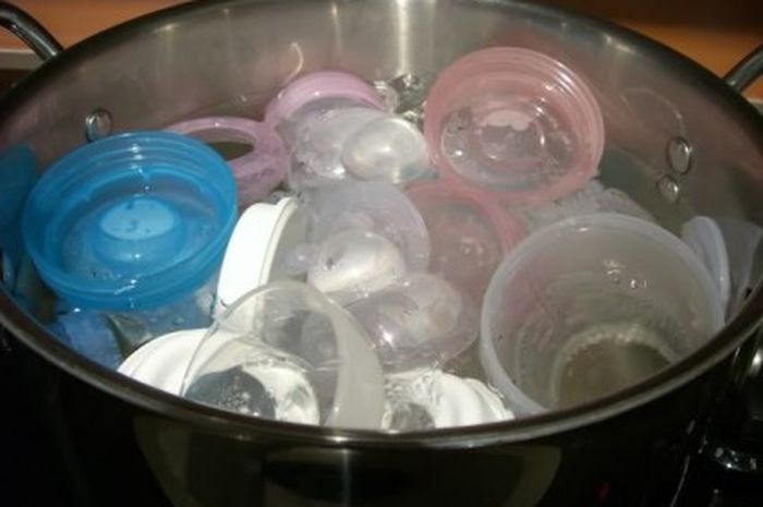 Можно кипятить стеклянную посуду. Стерилизация детских бутылочек в кастрюле. Кастрюля для кипячения детских бутылочек. Стерилизация сосочек и бутылочек. Кипячение детских бутылочек и пустышек.