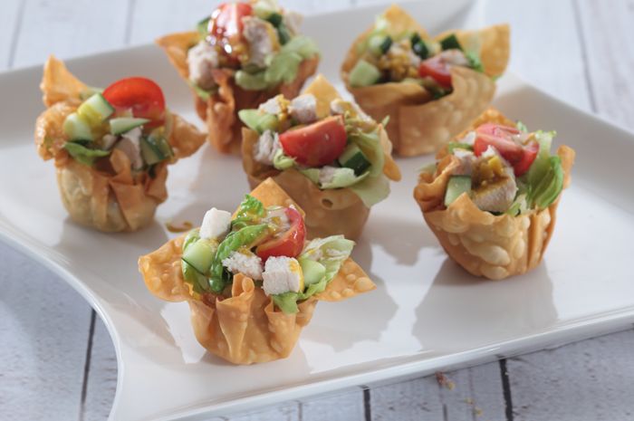 Hidangan caesar salad wonton cup.