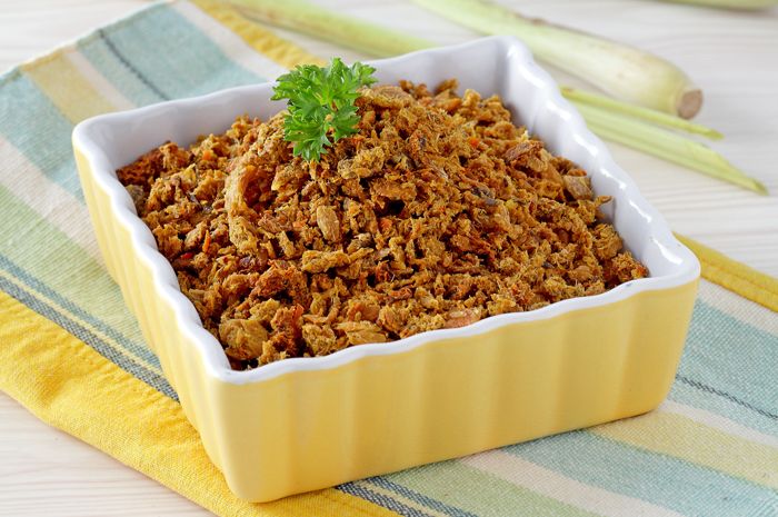 Hidangan abon ikan pedas, lauk praktis untuk sahur Ramadhan yang tahan semingguan.