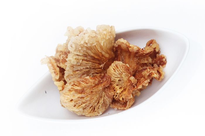 Ilustasi keripik jamur, satu di antara oleh-oleh khas Wonosobo yang unik.