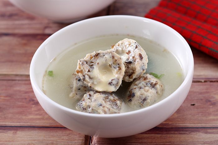 Bakso Ayam Keju Leleh: Gambar menunjukkan bakso ayam keju yang empuk dengan isian keju