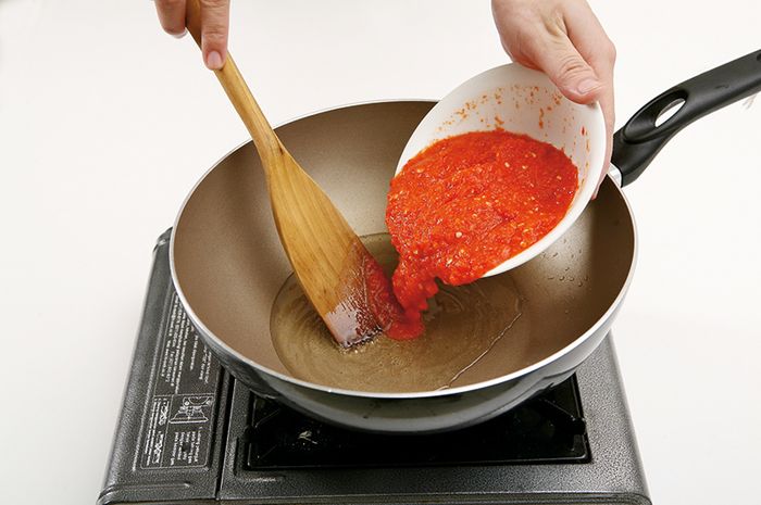 Mengolah Bahan Makanan Yang Terlebih Dahulu Ditumis
