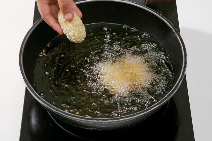 3 tips menggoreng kroket agar tidak retak atau pecah