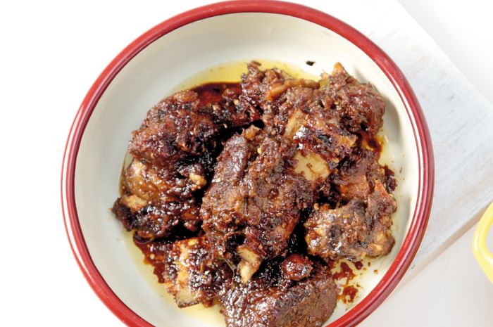 Hidangan iga bakar bumbu rujak