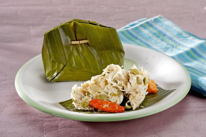 Botok tempe tradisional yang lezat, dibungkus dengan daun pisang dan siap untuk dinikmati