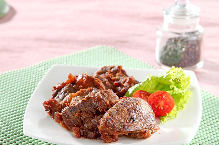 Empal pedas dengan daging sapi empuk dan bumbu pedas yang meresap sempurna, siap disajikan dengan nasi hangat dan lalapan