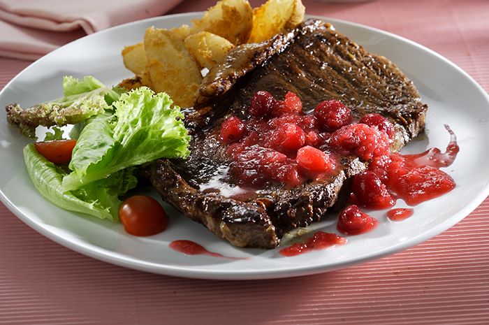 Hidangan beef steak spesial dengan saus cranberries untuk Idul Adha. Hadirkan kuliner seenak restoran dengan resep beef steak spesial ini untuk keluarga di rumah.