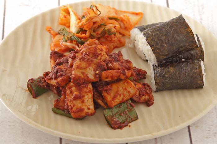 Hidangan chungmu kimbap.