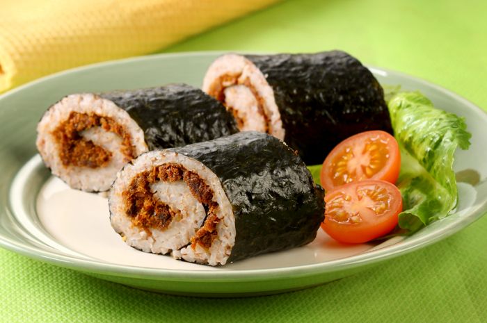 Hidangan sushi merah gulung abon