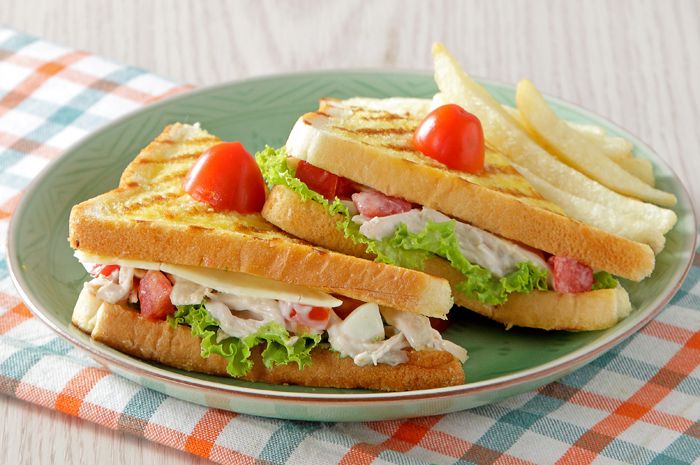 Cantik Dan Nikmat, Sandwich Roti Ayam Mayones Siap Untuk 