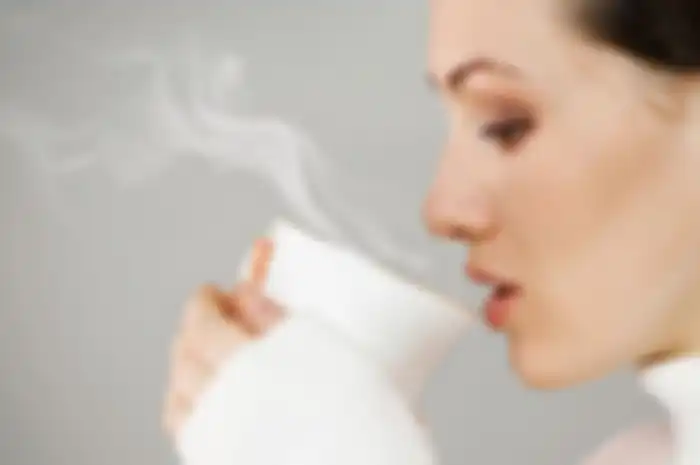 Hal itu juga berlaku bagi Anda yang suka minum kopi, teh, cokelat dalam keadaan panas dan bisa dua kali lipat lebih mudah terkena kanker kerongkongan.